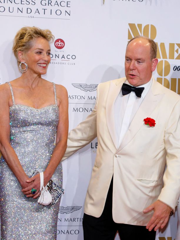 Näyttelijä Sharon Stone ja ruhtinas Albert poseerasivat yhteiskuvissa punaisella matolla uuden James Bond No Time To Die -elokuvan ensi-illassa.