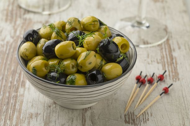 Pikimustien oliivien väri on peräisin lisäaineesta. 