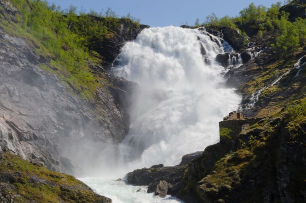 Kjosfossen on yksi komeimmista Flåmin radan varrelta löytyvistä vesiputouksista.