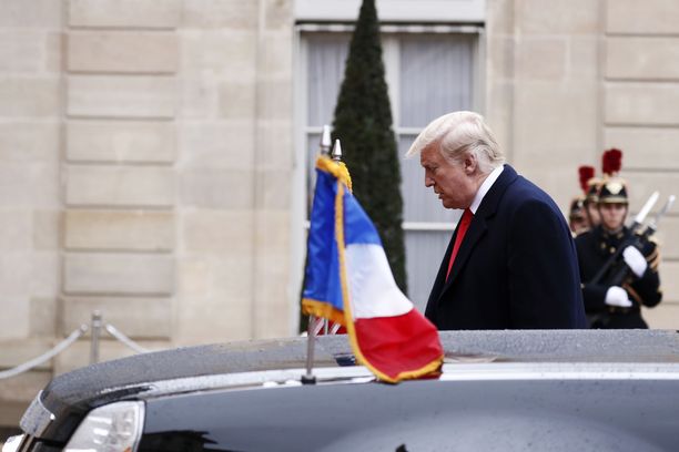 Trump saapui Elysée-palatsille muiden juhlallisuuksien jälkeen.