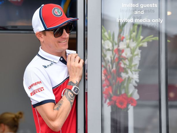 Kimi Räikkönen naureskeli kesälomakysymykselle.