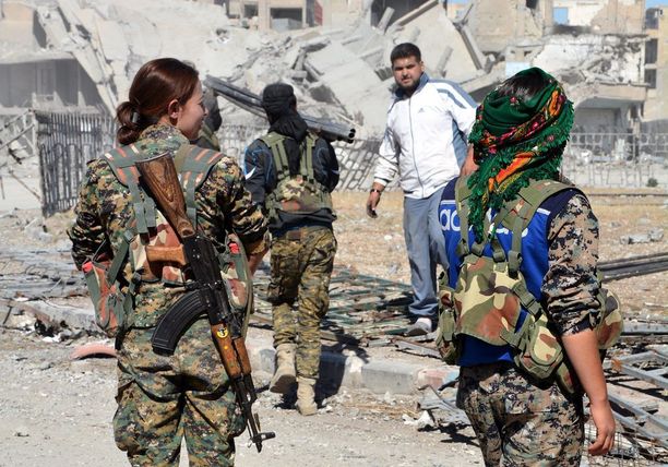 Amerikkalaisten tukemia SDF:n joukkoja Raqqassa lokakuun 18. päivänä. Raqqa vapautettiin lokakuussa Isisin kynsistä.
