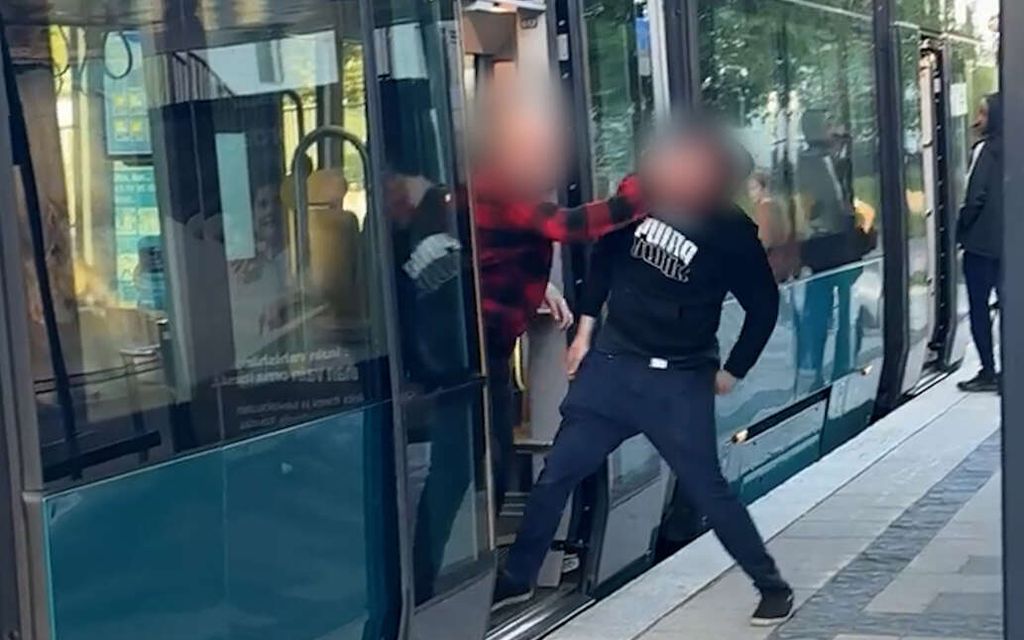 Nyrkit viuhuivat raitiovaunussa – ”Kuului aika kova ääni”