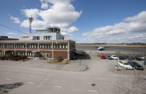 Turun lentoaseman rajanylityspaikan kautta riskimaista maahan tulevien henkilöiden täytyy osallistua välittömästi maahantulon jälkeen terveystarkastukseen, jonka osana voidaan ottaa koronavirustesti, linjaa Lounais-Suomen aluehallintavirasto.