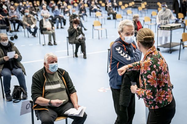 Tanskan pääministeri Mette Frederiksen tutustui rokotuskeskukseen Roskildessa 12. huhtikuuta. 