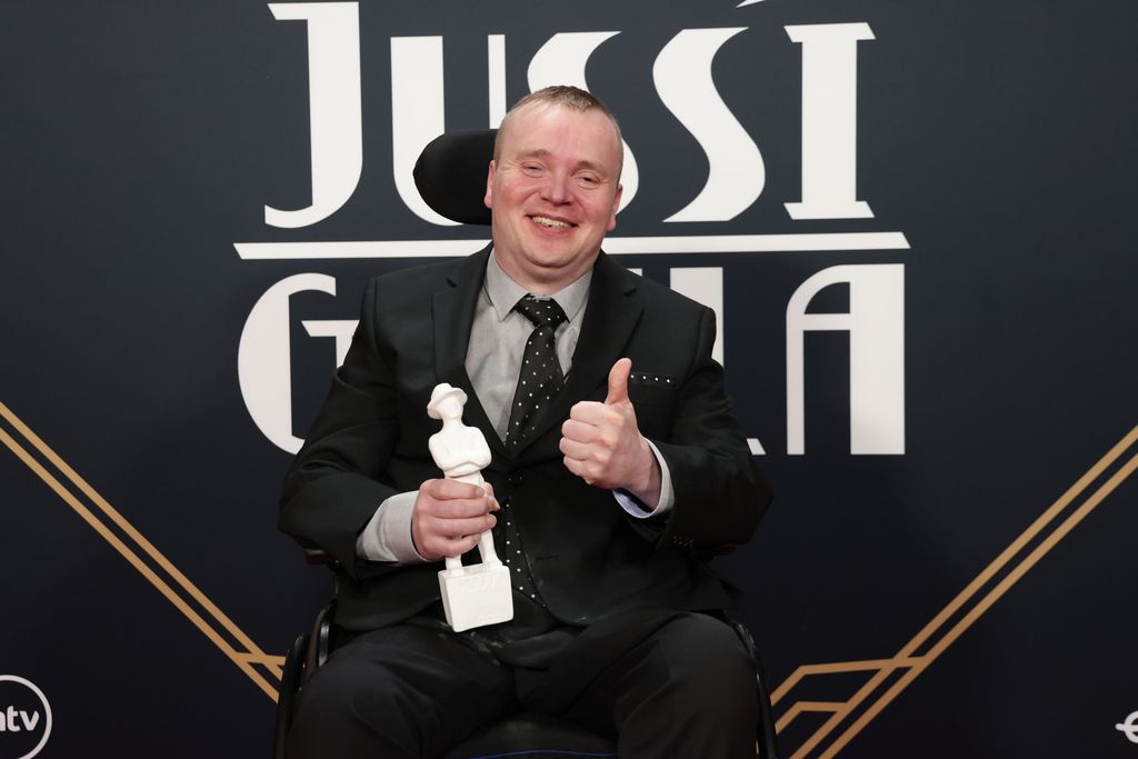 Parhaan miespääosan Jussi-palkinnon voittaneen Petri Poikolaisen kiitospuhe sai kuulijat liikuttumaan: ”Unohdin että olen sokea”