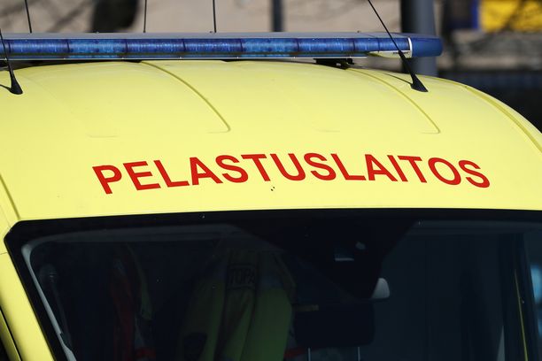 Hälytysajossa ollut ambulanssi ajoi hirvikolarin Pohjanmaalla.