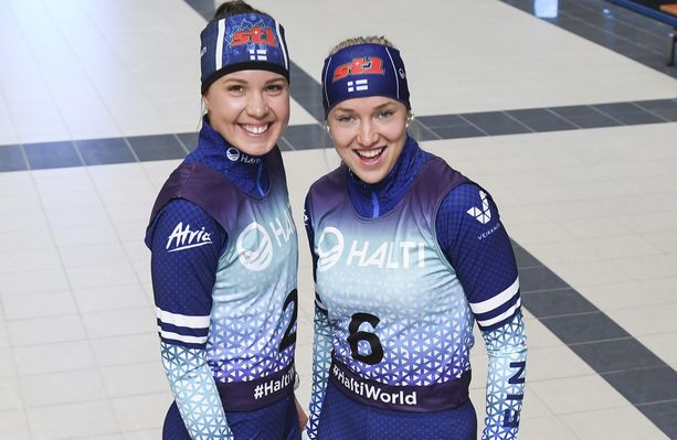 Kerttu Niskanen (vas.) ja Anita Korva esittelivät keskiviikkona Suomen hiihtäjien uutta kilpailuasua.