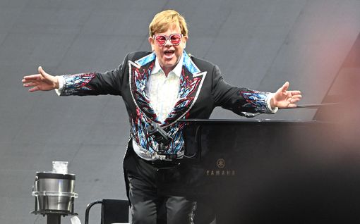 Elton John teki näyttävän paluun lavoille – jäähyväis­kiertue jatkuu pitkän tauon jälkeen 
