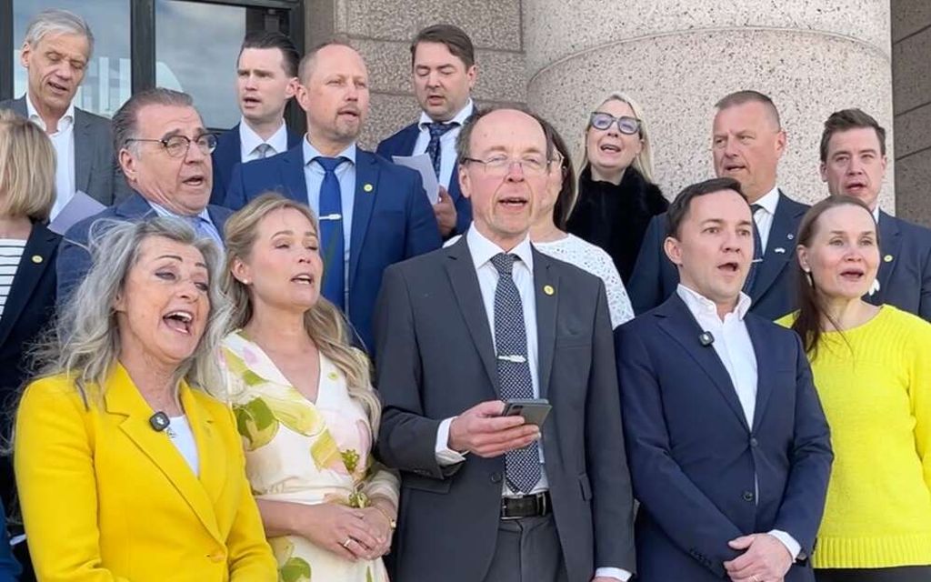 PS alkoi veisata Suvivirttä julkisella paikalla