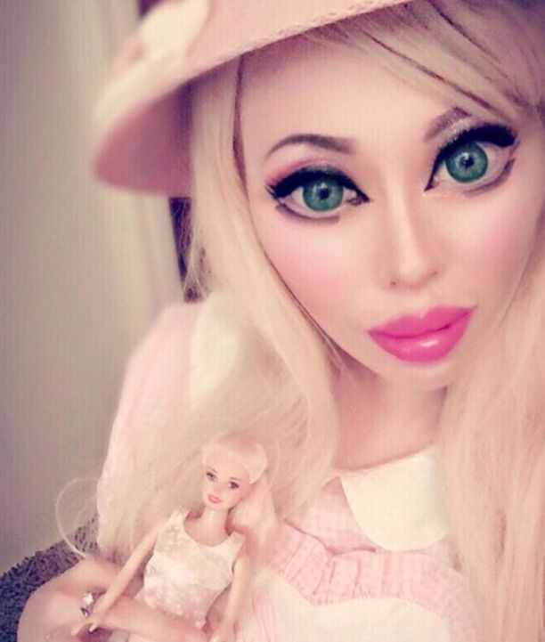 Ophelia Vanity haluaa näyttä Barbie-nukelta.