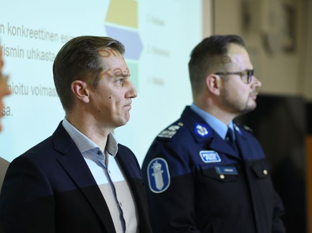 Suojelupoliisin Eero Pietilä (vas.) ja tutkinnanjohtaja, rikosylikomisario Toni Sjöblom pitävät terrorismirikosepäilyä poikkeuksellisena.
