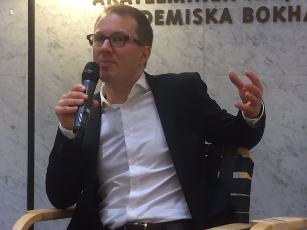Iltalehden politiikan toimittaja Lauri Nurmi on ennen Rinnettä kirjoittanut kirjat Sauli Niinistöstä ja perussuomalaisista.