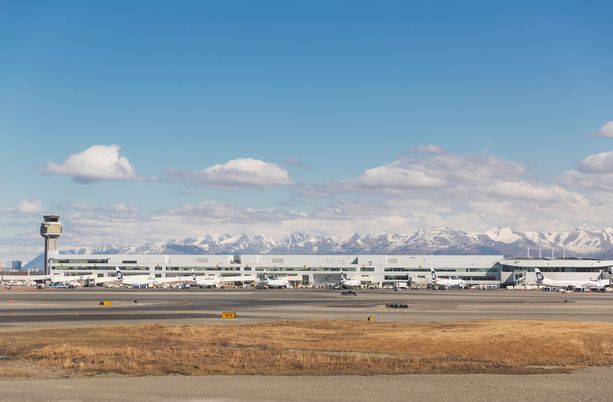 Anchoragen lentoasemasta tuli koronan myötä maailman vilkkain