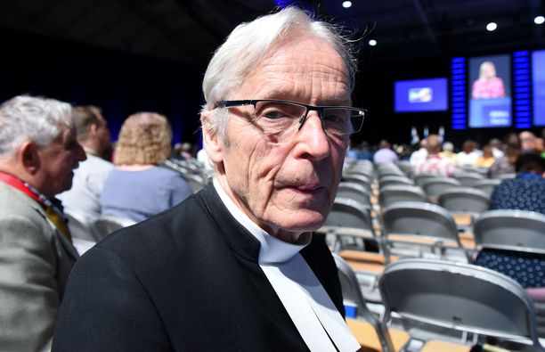 Eläkkeellä oleva kirkkoherra, rovasti Anssi Joutsenlahti liittyi SMP:hen vuonna 1968 ja jatkaa poliittista vaikuttamista yhä perussuomalaisten jäsenenä.