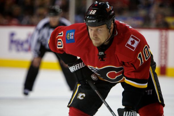 Niklas Hagman pelasi Calgary Flamesissa 2010–11.