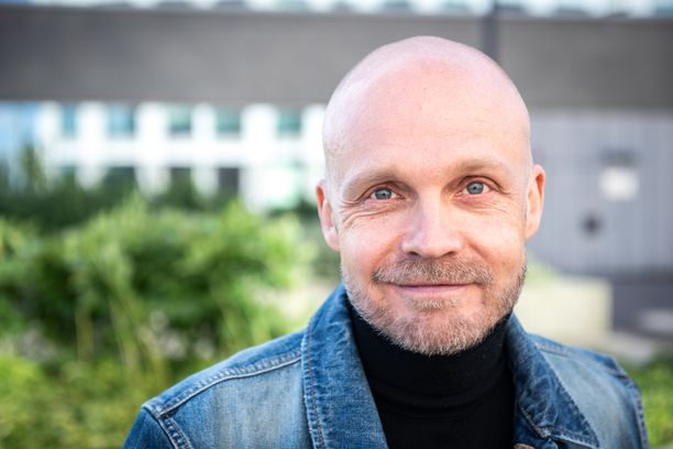 Roosa nauhan suunnittelija 2020 on Juha Tapio