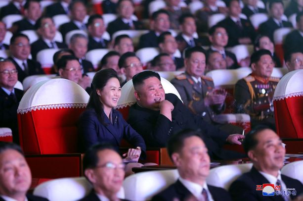 Hyväntuulinen pariskunta juhli Kim Jong-ilin syntymäpäivää.