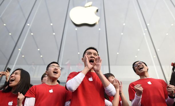 Applen voittojen takana on kova kasvu Kiinassa. Kuvassa Applen työntekijät ottavat asiakkaita vastaan Hangzhoussa.
