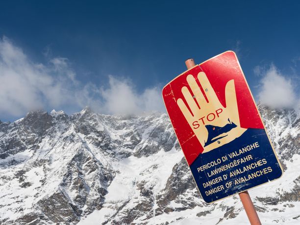 Alpeilla on varoitettu lumivyöryn vaarasta. Kuvituskuva.