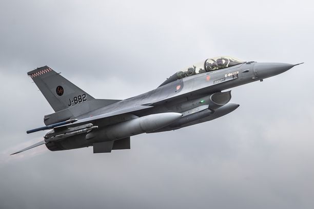 Naton koneet menivät ottamaan venäläiset vastaan ja saattoivat ne pois lähialueiltaan. Arkistokuvassa Hollannin F-16-hävittäjä.