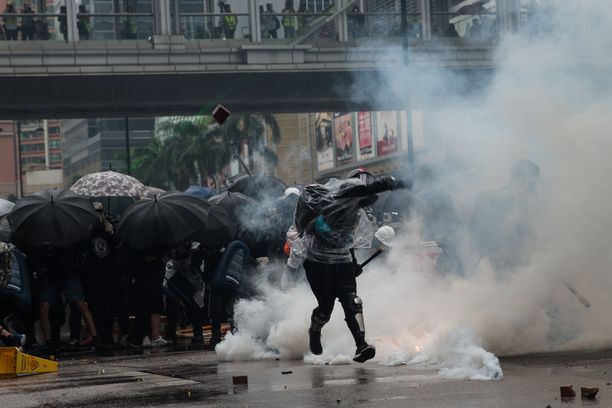 Mielenosoittaja heitti poliisia tiilellä 25. elokuuta.