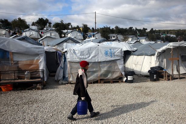 Lapsi kantoi vettä Morian pakolaisleirillä Lesboksen saarella Kreikassa. Leirissä asuu 18 000 ihmistä, vaikka se oli suunniteltu 2 500 henkilölle. Kuva otettu 8. tammikuuta 2020. 