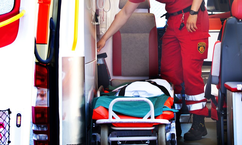 Mies potkaisi raskaana ollutta puolisoaan kylkeen, ambulanssi paikalle - oikeudenkäynnistä ei ollut tulla mitään sekoilun takia