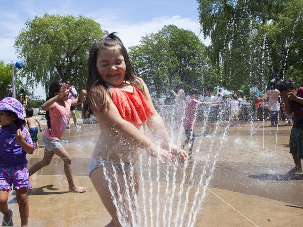 Lapset vilvoittelevat itseään viileän veden avulla Mississaugan kaupungissa Kanadassa.