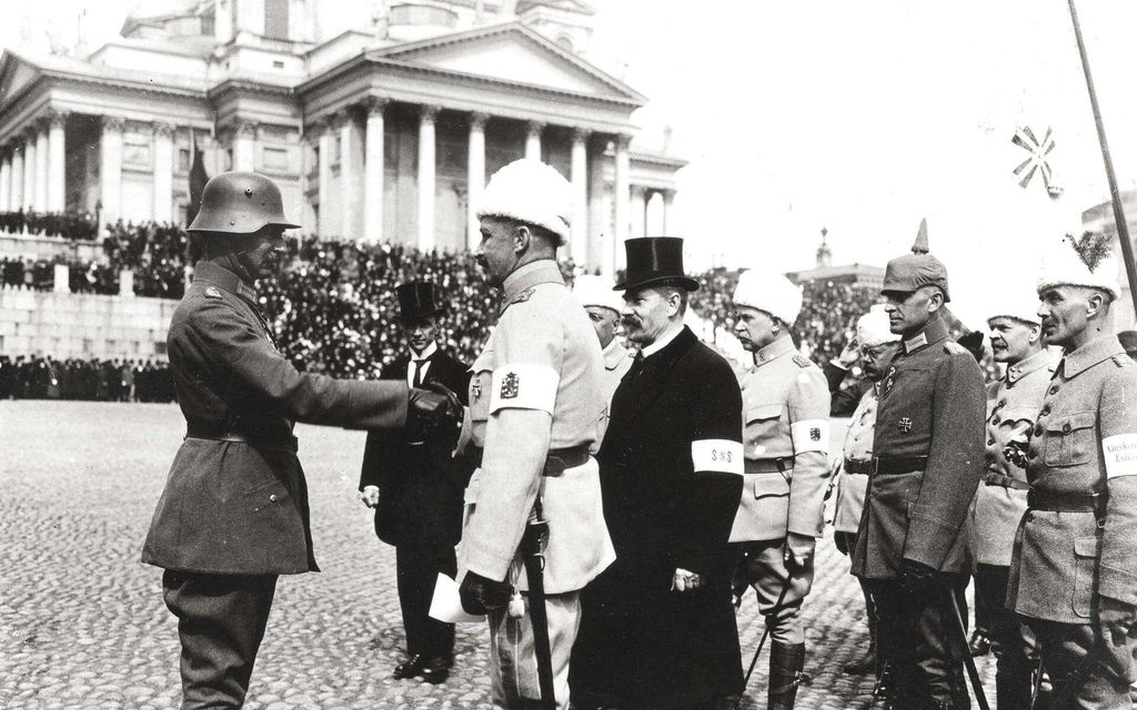 Valkoiset olivat juuri marssineet voiton­paraatissa, kun tilanne leimahti – Mannerheim otti ja lähti