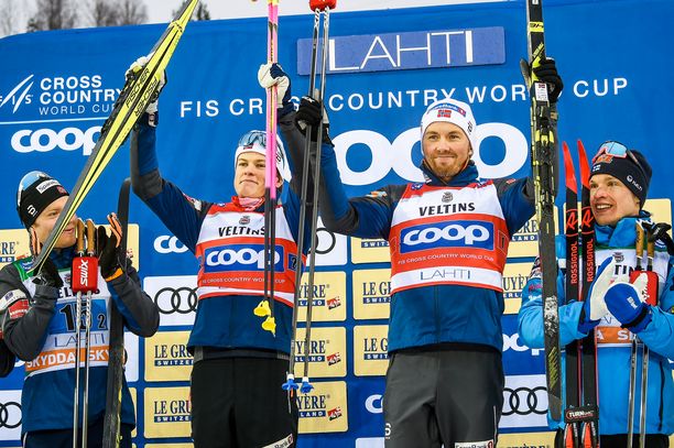 Johannes Kläbo (vas.) ja Emil Iversen tuulettivat Lahden maailmancupin pariviestin voittoa muutama viikko sitten.