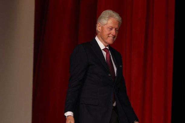 Bill Clinton ei ole koskaan henkilökohtaisesti pyytänyt Monica Lewinskyltä anteeksi mitään heidän välillään tapahtunutta eikä aio. Lewinsky ja hänen perheensä joutuivat hurjan ryöpytyksen kohteeksi suhteen ja hänen nimensä paljastuttua.