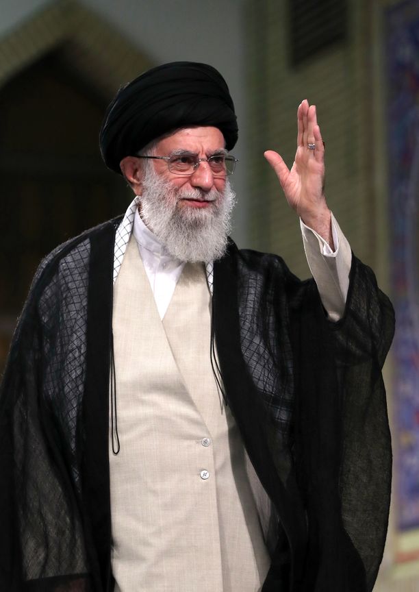 Iranin ylin johtaja Ali Khamenei sanoi Iranin kostavan aiemmin tapahtuneen iranilaistankkerin haltuunoton, johon Britannian laivasto osallistui. 