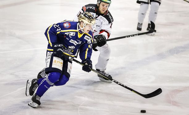Tino Metsävainio pystyy pelaamaan myös laidassa. RoKissa hän operoi keskellä.