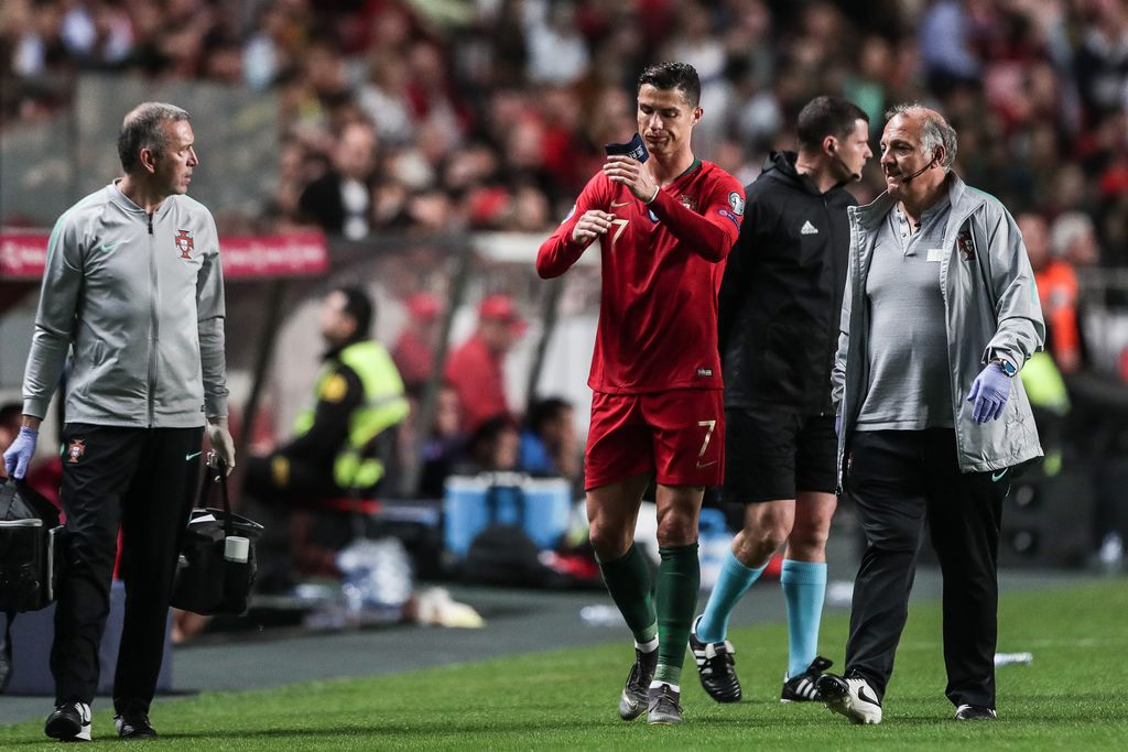 Huolestuttava näky: Cristiano Ronaldo linkutti vaihtoon kesken EM-karsintaottelun