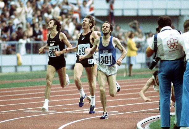 Montrealin 1976 olympialaisten hurjan 5000 metrin juoksun loppuratkaisu: Lasse Virénin kannoilla Dick Quax ottaa hopeaa ja Klaus-Peter Hildenbrand (oik.) syöksyy pronssille.