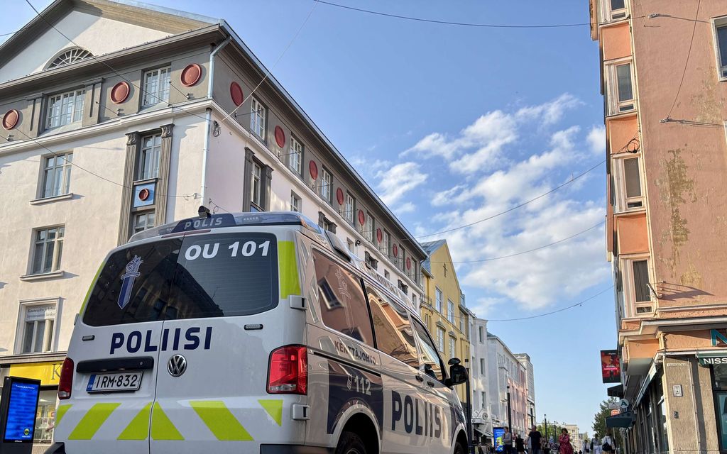 Raju tilanne Oulussa: Mies yritti ajaa ihmisten yli autolla