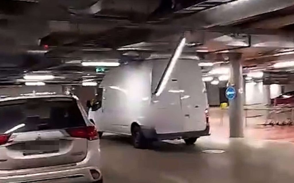Hätkähdyttävä tilanne parkkihallissa tallentui videolle – Autoilijalta kallis virhe
