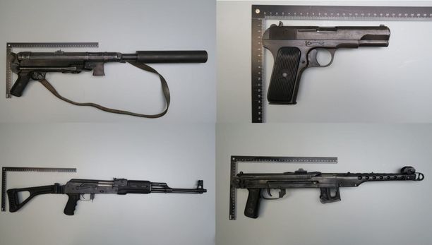 Poliisin takavarikoimia aseita.