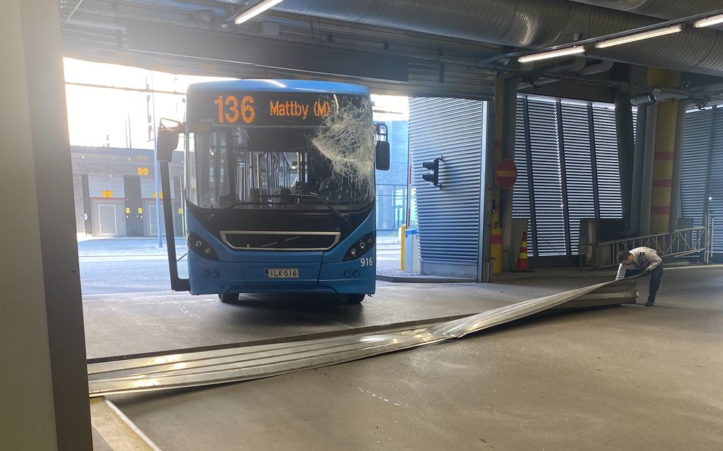 Kuva: Bussi törmäsi oveen Espoossa