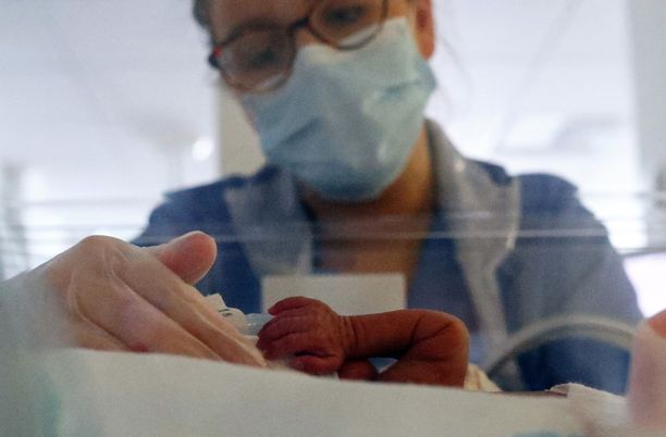 Hoitaja Layla Bridges hoivasi ennenaikaisesti syntynyttä vauvaa Blackburnissa Britanniassa toukokuussa.