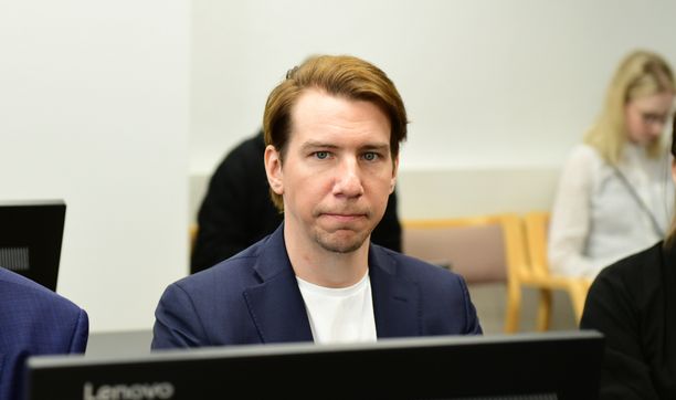 Aku Hirviniemi toukokuisessa istunnossa Kanta-Hämeen käräjäoikeudessa.