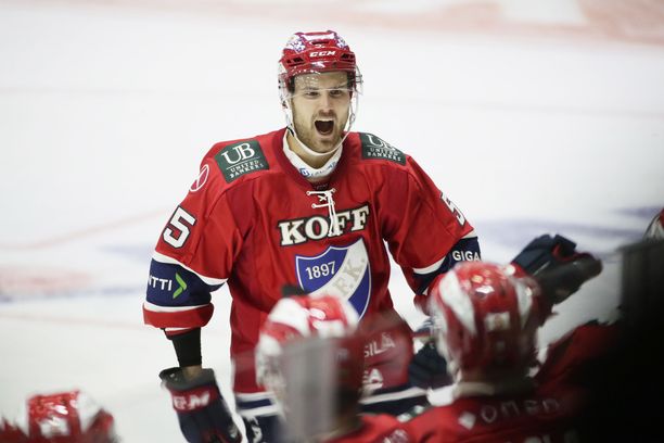 Kasper Kotkansalo säntäsi tiistaina vastustajan kimppuun. 