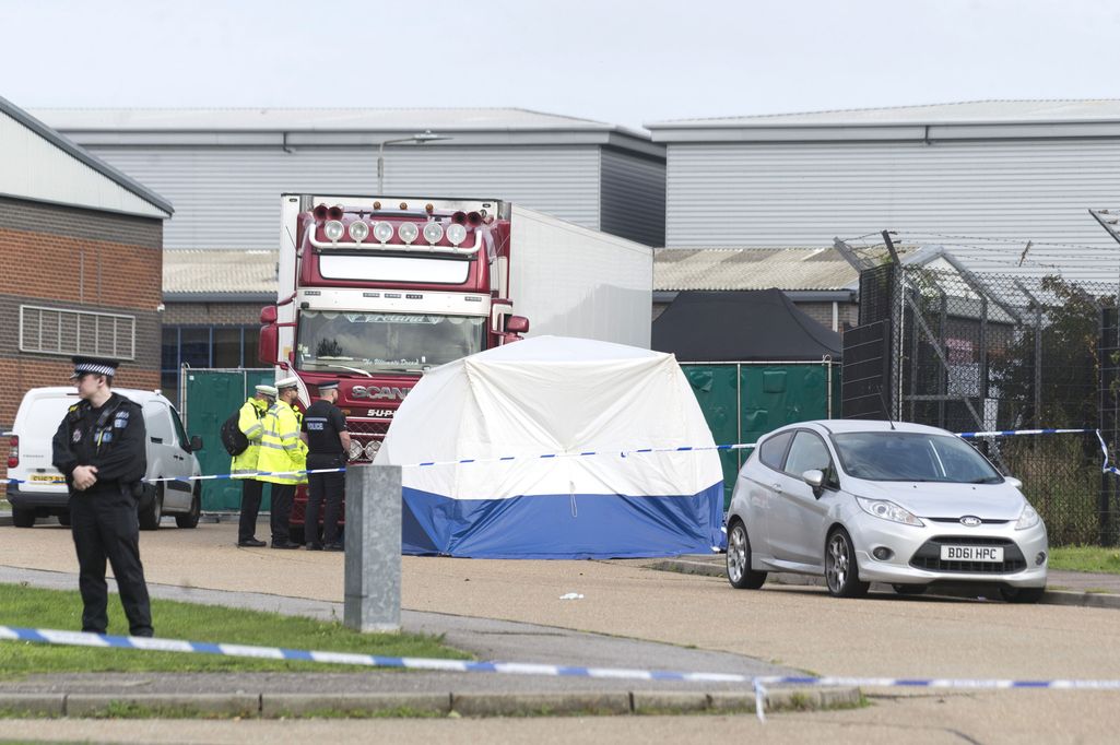 Brittimedia: Pakasterekan kuljettaja hälytti itse viranomaiset - pyörtyi löydettyään 39 ruumista