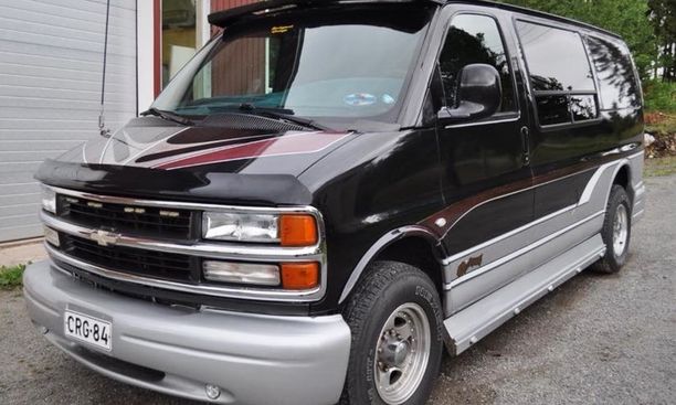 Varas vei matkaansa Chevrolet Express -auton, joka on vuosimallia 1998. Auto varastettiin joko viime tai töissä yönä.