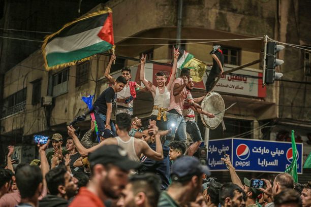 Juhlinta puhkesi Gazan kaduilla tulitauon tultua voimaan viime yönä.