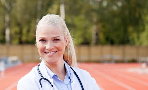 Pippa Laukka toimii muun muassa naisten jalkapallo- ja jääkiekkomaajoukkueen lääkärinä.