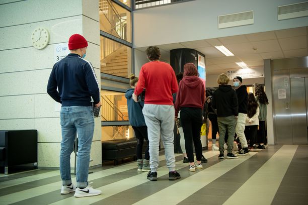Lukiolaiset jonottivat Espoon Leppävaarassa ylioppilaskirjoituksiin maaliskuussa.