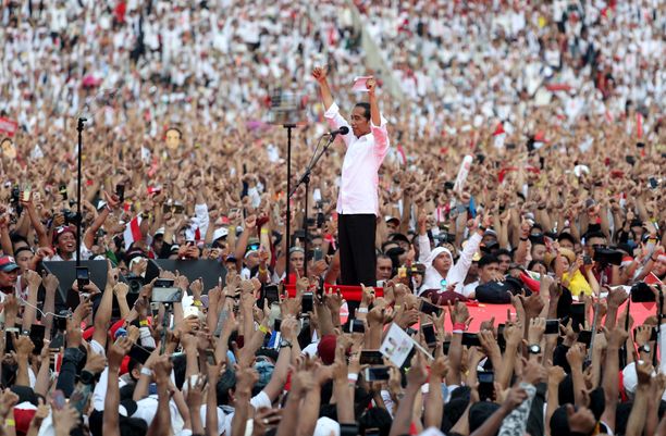 Indonesian istuva presidentti Joko Widodo tervehti tukijoitaan Jakartassa huhtikuussa. 