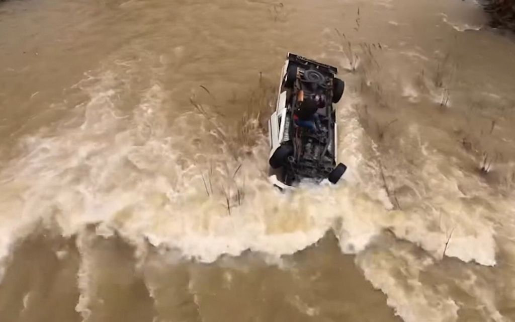 Virtaava joki oli viedä yhdysvaltalais­naisen – Selvisi 15 tuntia auton päällä